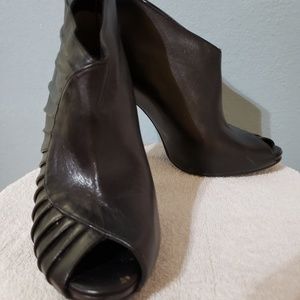 WOMENS HIGH HEELS BOOTS.